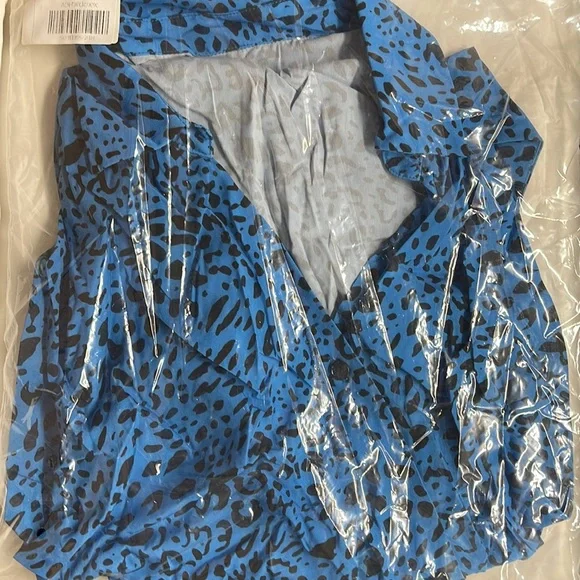 Animal pattern wrap blouse, button up with elastic waist and full collar - Picture 6 of 6